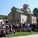 У манастиру Дечани помоћ из Француске подељена деци из Метохије