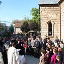 Епископ Теодосије осветио темеље новог парохијског дома у Звечану и посетио рањене Србе у Дому здравља