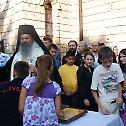 Епископ Теодосије осветио темеље новог парохијског дома у Звечану и посетио рањене Србе у Дому здравља