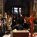 Јутрење Великог Петка са читањем дванаест пасхалних Еванђеља у манастиру Грачаници