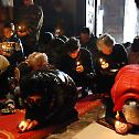 Јутрење Великог Петка са читањем дванаест пасхалних Еванђеља у манастиру Грачаници