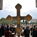 Постављен позлаћени крст на централну куполу Саборног храма светог Јована Владимира у Бару