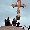 Постављен позлаћени крст на централну куполу Саборног храма светог Јована Владимира у Бару