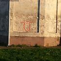 Усташки графит на цркви у Мирковцима