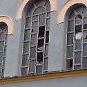 На храму Светог Саве у Блажују полупани прозори
