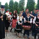 Патријарх српски Иринеј свечано дочекан у манастиру Грачаница