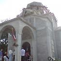 Освећење крста за куполу храма Свих Светих у Засаду 