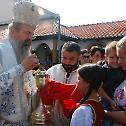 Епископ Теодосије осветио парохијски дом, црквену салу и звонару у Добротину