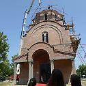 Освештан крст за храм Светог Стефана Дечанског у Земуну