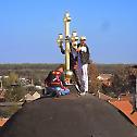 Пoдигнути крстови на куполе храма Покрова Пресвете Богородице у Бачкој Паланци