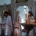 Епископ Атанасије са монаштвом и народом у манастиру Веселиње