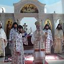 Епископ Атанасије са монаштвом и народом у манастиру Веселиње