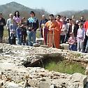 Прогнаници код разрушеног сеоског храма
