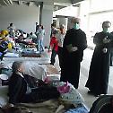 Посета свештенства евакуисаном становништву у Комбанк-арени