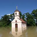 Поплављен храм у Купинову