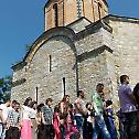 Преко двеста верника на Литургији у Брњачи код Ораховца, селу у којем од 1999. не живе Срби