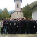 Епископи Митрофан и Атанасије у манастиру Глоговцу