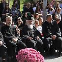 Патријарх Иринеј са ученицима верске наставе у Жаркову