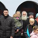 Руски поклоници из Шведске са Владиком Милутином 