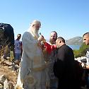 Митрополит Амфилохије одслужио Литургију на црквишту Скупо на обали Скадарског језера