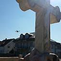 Освећен Часни крст на улазу у Сурчин