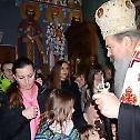 Епископ Теодосије освештао бадњак у Косовској Митровици