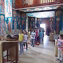 Другаци ОШ „Вук Караџић” у посети храму Светог Василија Острошког у Кованлуку