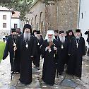 Патријарх и архијереји стигли у манастир Високe Дечанe
