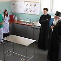 Владика Милутин у посети огледном имању Пољопривредно-хемијске школе