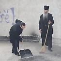 Владика Теодосије започео акцију чишћења оскрнављеног храма Христа Спаса у Приштини