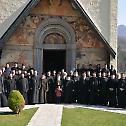 Сабрање свештенства у манастиру Морачи