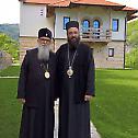 Епископи Милутин и Силуан на поклоњењу светињама