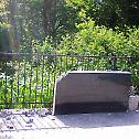  Оштећени споменици на гробљу у Малој Попини 