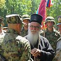 Епископ Милутин на полагању заклетве војника у 2. Центру за обуку у Ваљеву