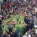 Стотине украјинских верника дочекало Нову годину пред моштима Светог Амфилохија Почајевског