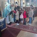 Ђаци са верске наставе на богослужењу у Чукојевцу
