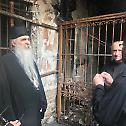 Епископ Иринеј посетио зграду Црквене општине новосадске страдалу у пожару