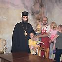 Владика Арсеније посетио вишедетну породицу у Трупалу
