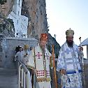 Архијереји Амфилохије, Доситеј и Сергије богослужили у Горњем Острогу