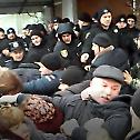Расколници и полиција претукли канонског свештеника у Термопилу