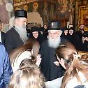 Патријарх Иринеј свечано дочекан у манастиру Грачаници