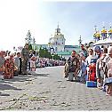 Хиљаде људи стигло у Почајевску лавру у више литија