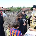 Владика Теодосије благословио камен темељац за кућу породице Савић 