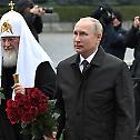 Патријарх Кирил и Владимир Путин положили цвеће на споменик руским херојима