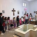 У албанском селу крштено 12 деце