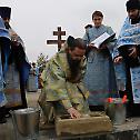 Освећен крст на месту изградње цркве у Грозном 