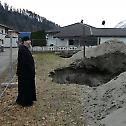 Епископ Андреј у обиласку земљишта за изградњу храма у Куфштајну