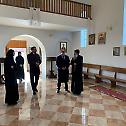 Амбасадори Велике Британије и Израела посетили манастир Јасеновац