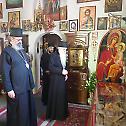 Епископи Иринеј и Исихије на поклоњењу оцу Јустину у манастиру Ћелијама