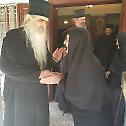 Епископи Иринеј и Исихије на поклоњењу оцу Јустину у манастиру Ћелијама